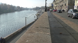 Cade dai Murazzi, 29enne ferito a Torino